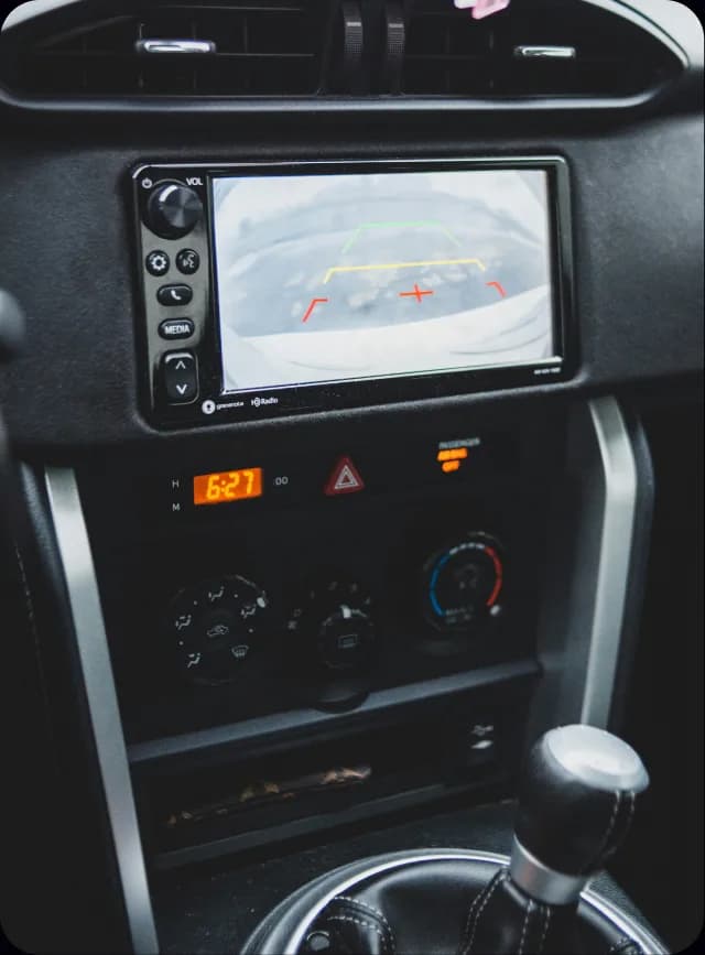 Fabrička kamera i parking senzori
