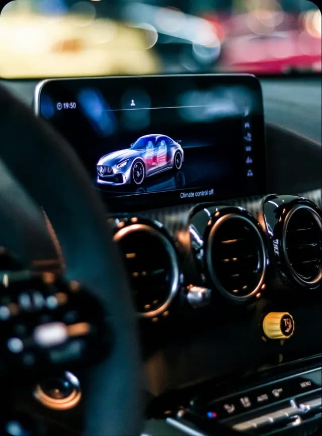 Bežični CarPlay na velikom ekranu - Telefon ostaje u džepu, navigacija i muzika idu na ekran vozila.